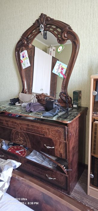 Тумба и зеркало в спальную