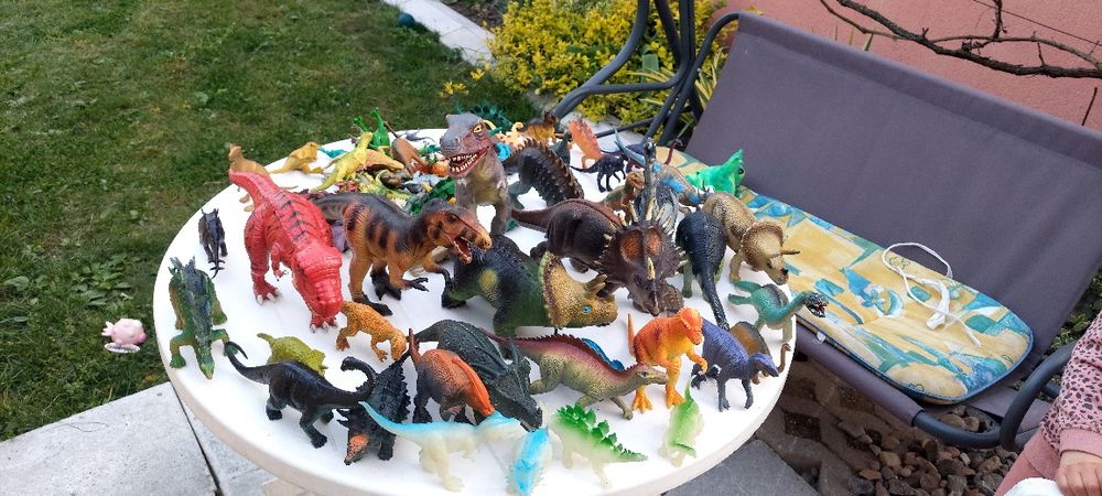 jucarii dinozauri
