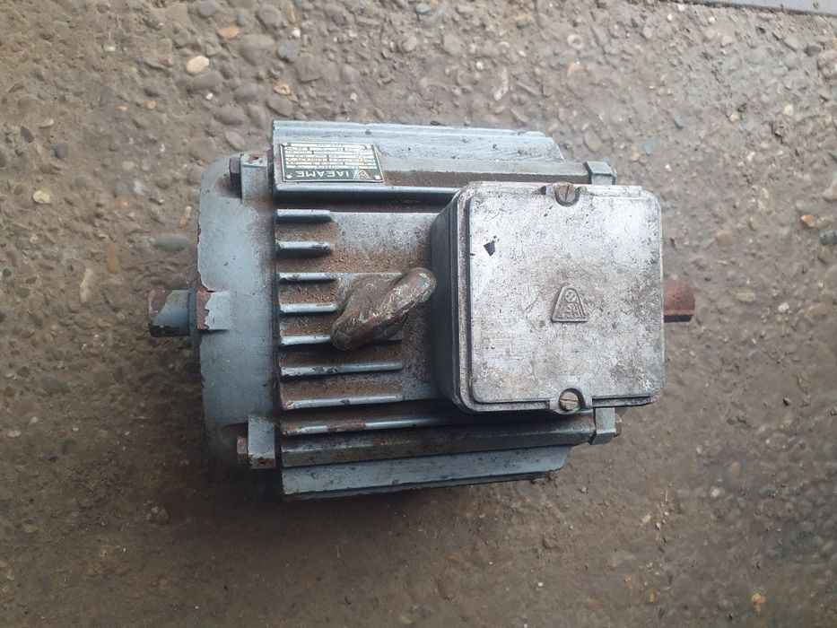 De vanzare 3 motoare trifazate