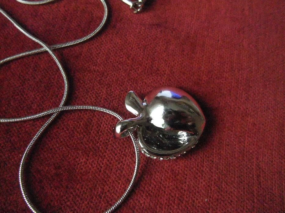 Колие с висулка "ябълка"