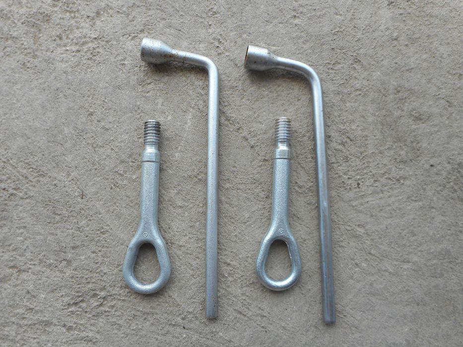 Kука ключ и подпора за гума от Мерцедес