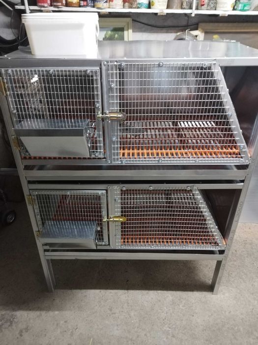Оборудвани клетки за зайци.