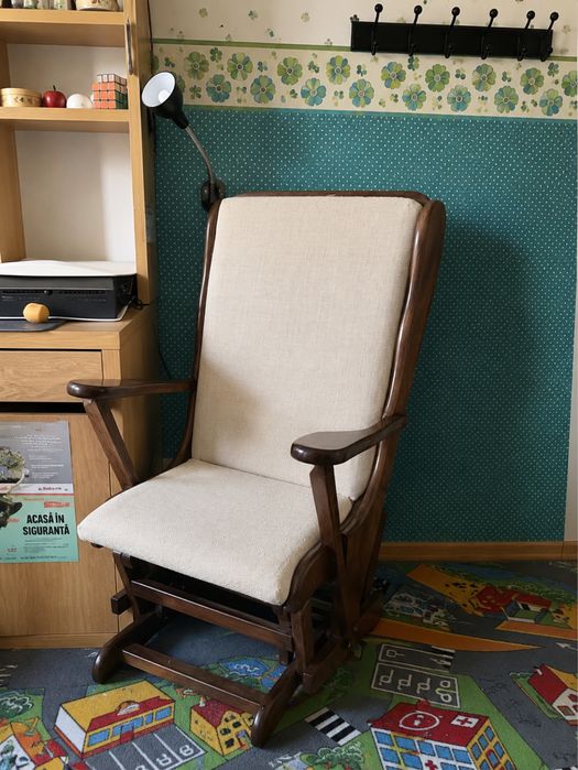 Balansoar de lemn masiv, cu huse textile, potrivit pentru alaptat