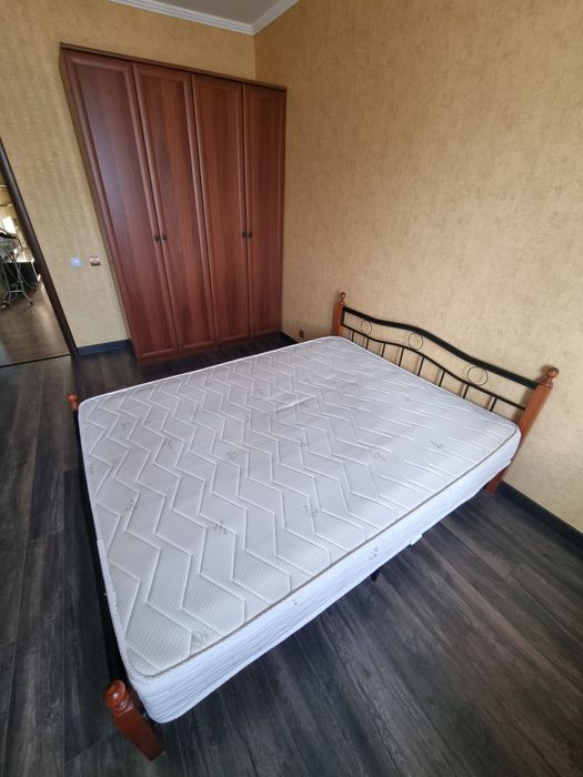 Кровать с матрасом