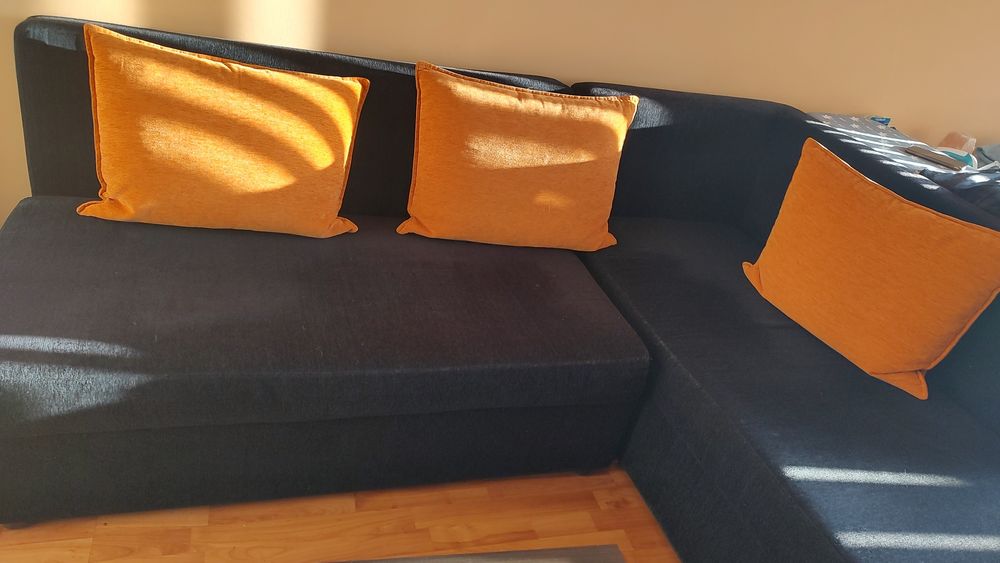 Диван-мека мебел,разтегателен.В добро състояние.Двете части се отварят