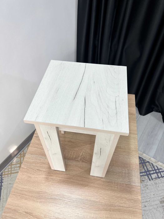 Кухонный стол и табуретки