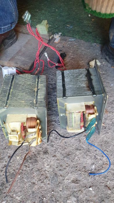 Трансформаторы от микроволновки.