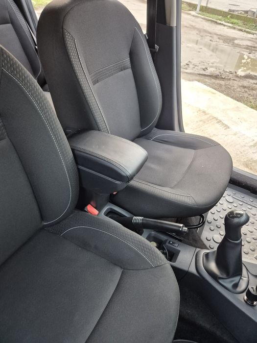 Cotiera logan 2 sau daca aveti suportul cu pahar ca in poza