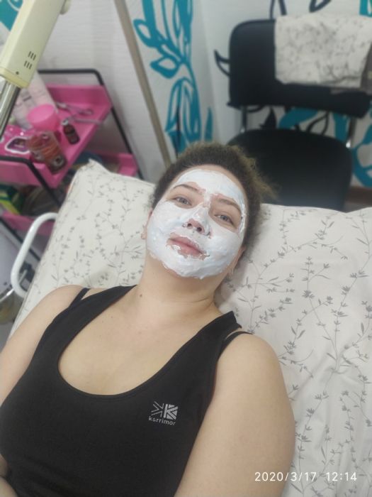 Косметолог. Работаю с мужчинами и женщинами. Также удаляю папилломы.