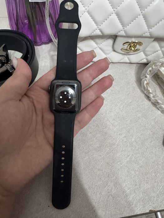 Apple Watch 4 б/у , в подарок ремешок .
