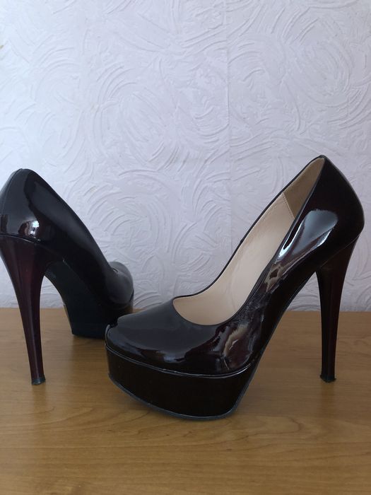 Мода и стиль . Женская обувь .