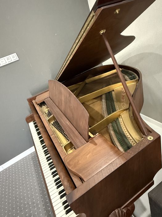 Продается рояль Challen