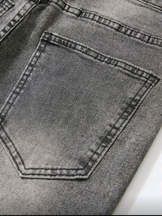 Blugi slim fit rupți pentru bărbați,de culoare gri.