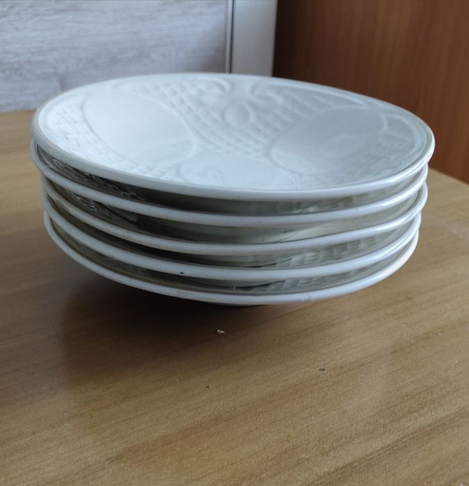 Посуда тарелки маленькие.