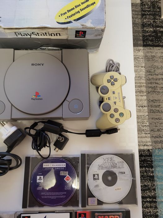 Consola Ps 1 in cutie cu 2 Manete+ 5 jocuri.