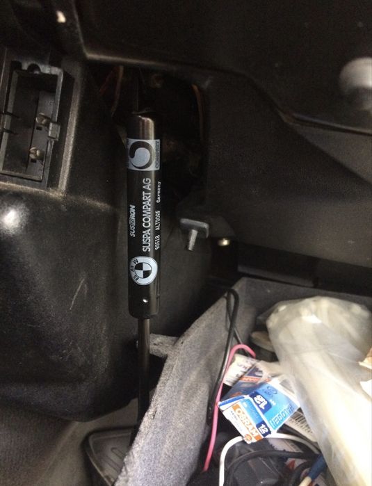 Амортизатор бардачка на БМВ Е34