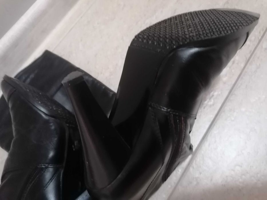 Cizme negre din piele