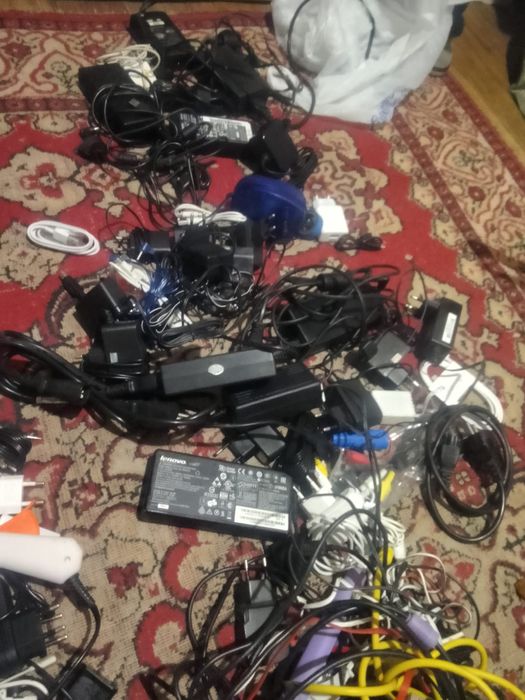 Продам зарядки разные.