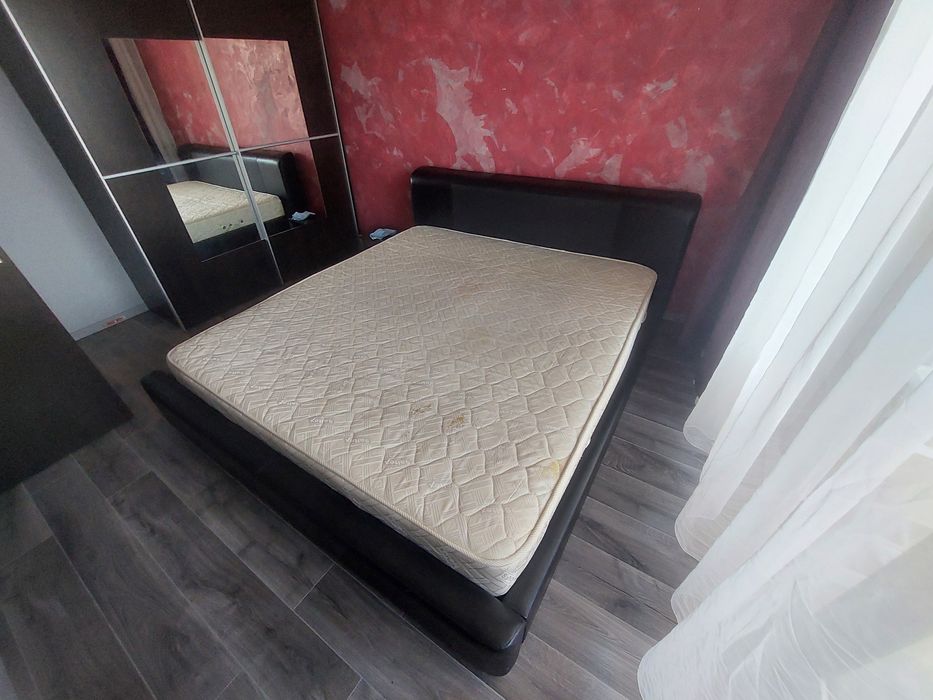 Vând pat dormitor 180×200 cu saltea masiv