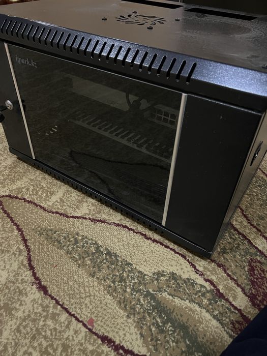 Монитор и серверный ящик с коммутаторами