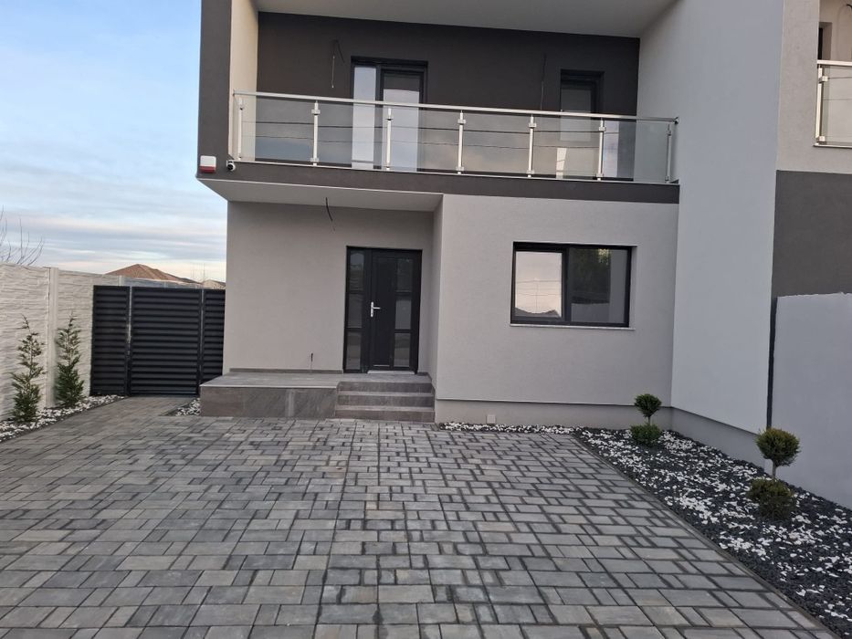 Mai a rămas o jumătate de duplex!
