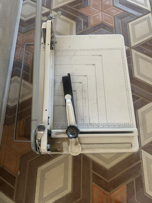 Резка для бумаги в отличном состояни