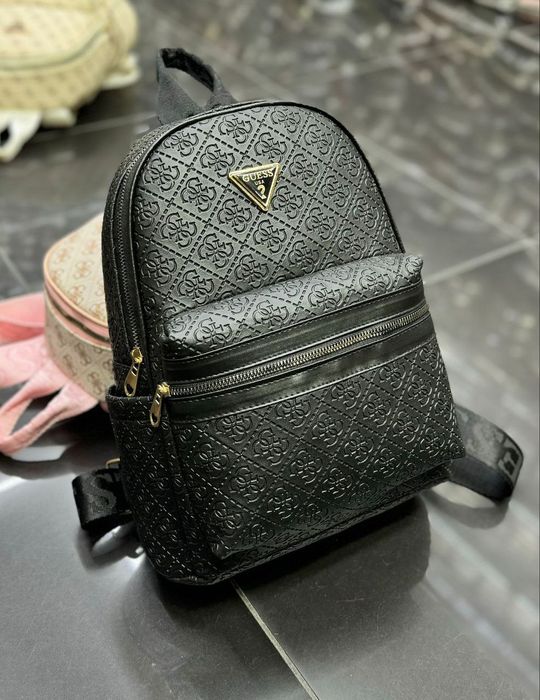 Ghiozdane Guess in stoc