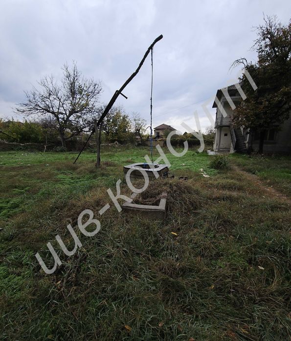 Двуетажна тухлена къща с търговски помещения, с. Ресен