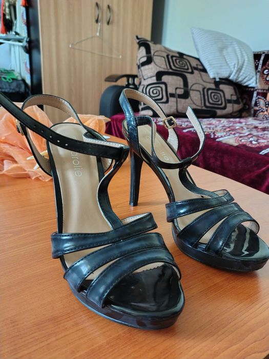 Sandale negre cu toc