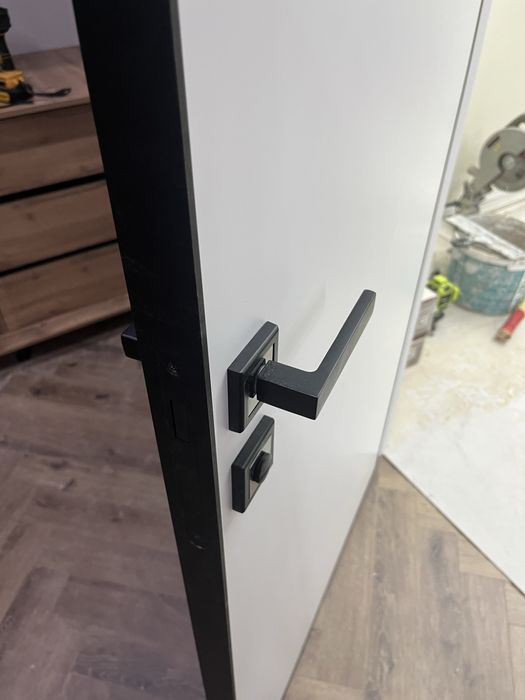 Установка межкомнатных выходных дверей. Есік