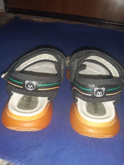 Срочно продам детские босоножки  на мальчика/девочку