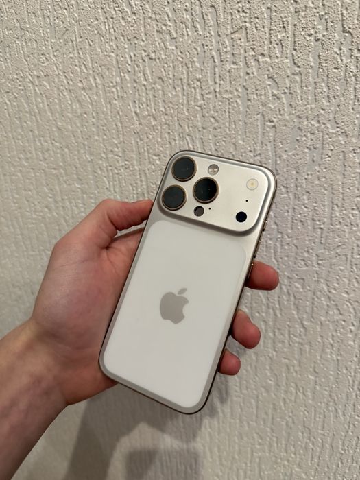 Наклейка на корпус, которая делает похожим на iPhone 17 Pro/Pro Max