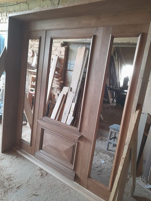 Vand usa lemn  masiv făcută la comanda