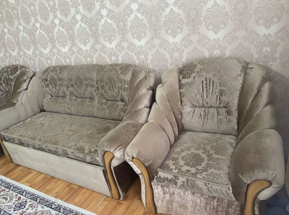 Продам диван с креслами