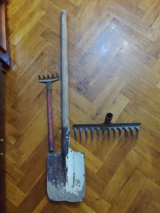 Лопата, маленькие грабли и часть от больших грабель
