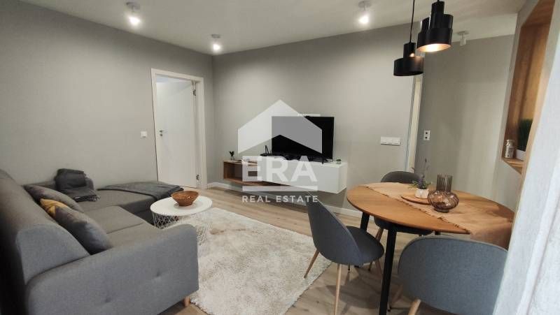 Продава се Тристаен апартамент в Варна, Спортна зала - 95 кв.м за 10 €/кв.м - Снимка #2