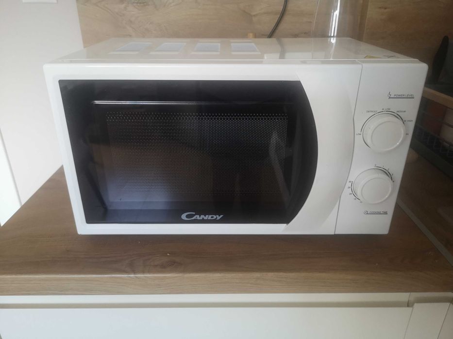 Микровълнова фурна Candy CPMW 2070M – 700 W, отлично състояние