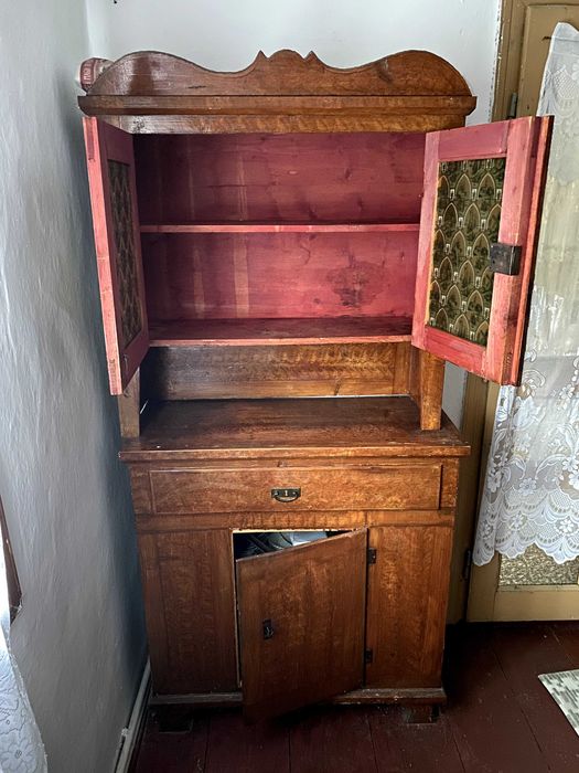 Mobilier autentic taranesc (dulap)cu vitralii (100 ani stare perfecta)