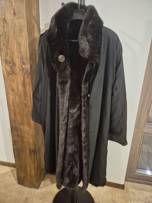Vând haină nouă din blană de nurcă.