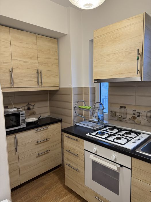 Bucatarie completa formata din frigider, cuptor, aragaz, hota,chiuveta