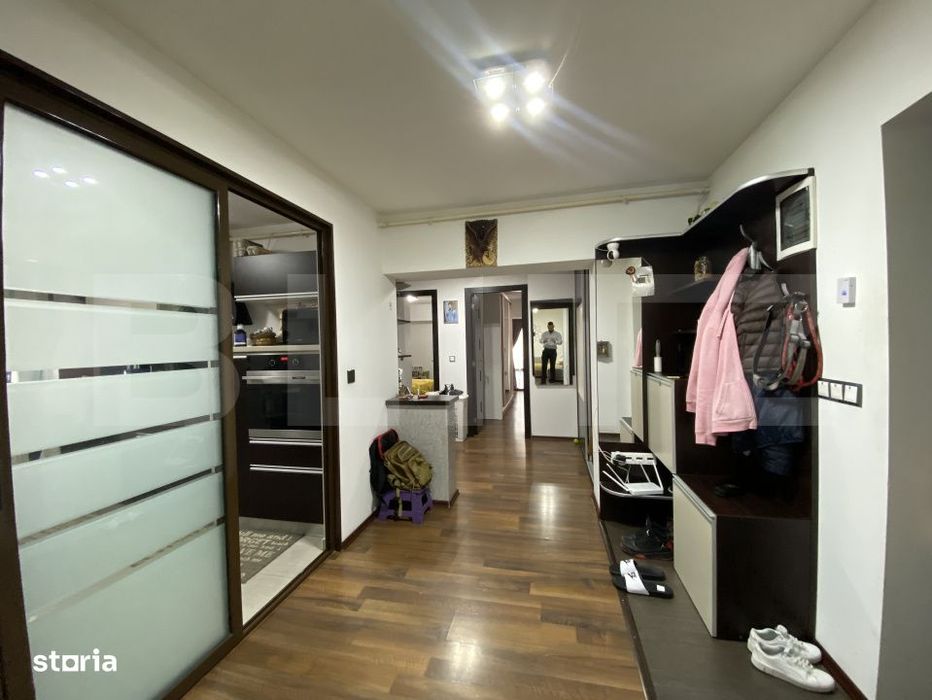 Apartament decomandat cu 3 camere, 2 balcoane, boxa, uscator. Etaj 3.
