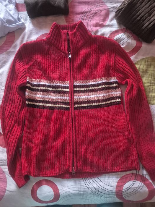 Нова вълнена жилет, подарък 2 блузи и една нощница