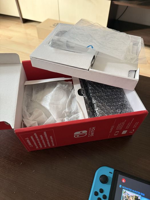 Nintendo Switch 1 OLED plus 3 jocuri