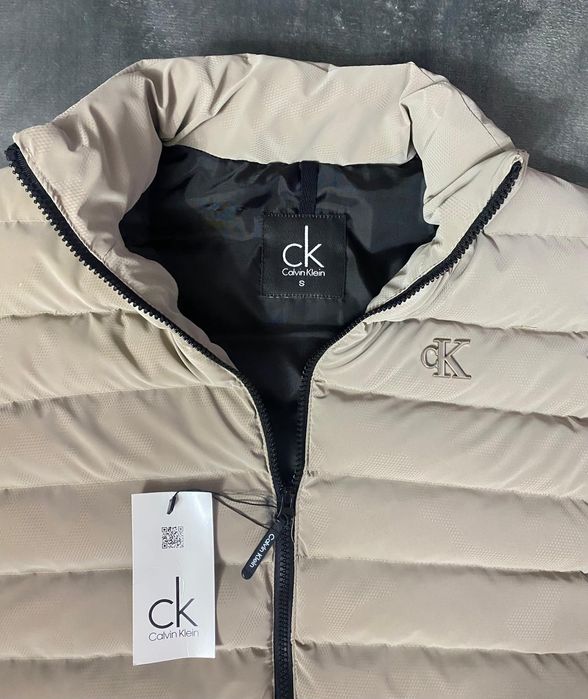 Vând vesta noua de bărbați Calvin Klein