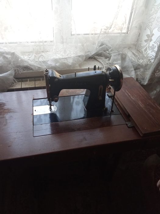 Vând mașina de cusut casnica 300 lei