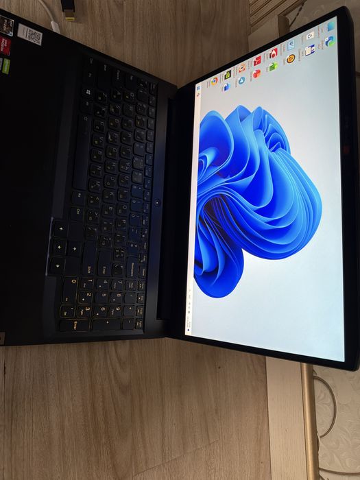 Ноутбук Lenovo со всеми вещами.