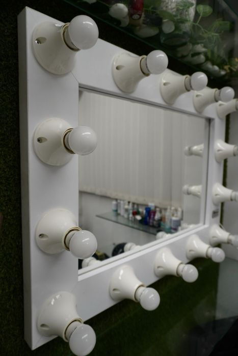 Огледало с осветление за грим