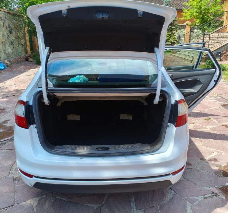 Автомобиль Ford Fiesta