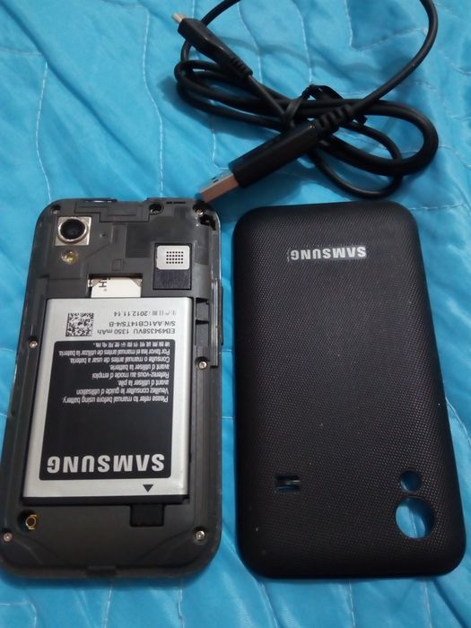 Телефон самсунг.