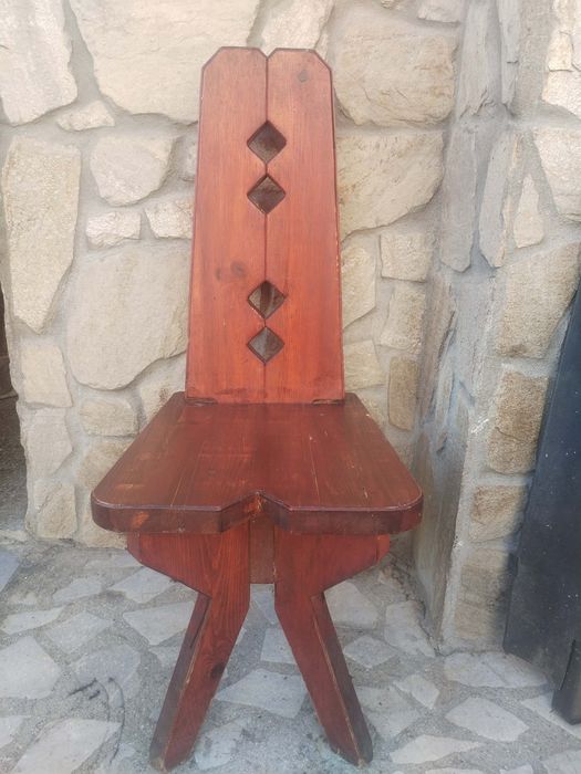 Масивни дървени столове и маси